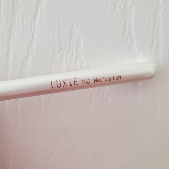 Luxie Beauty Fan Brush 560 - Picture 2 of 4